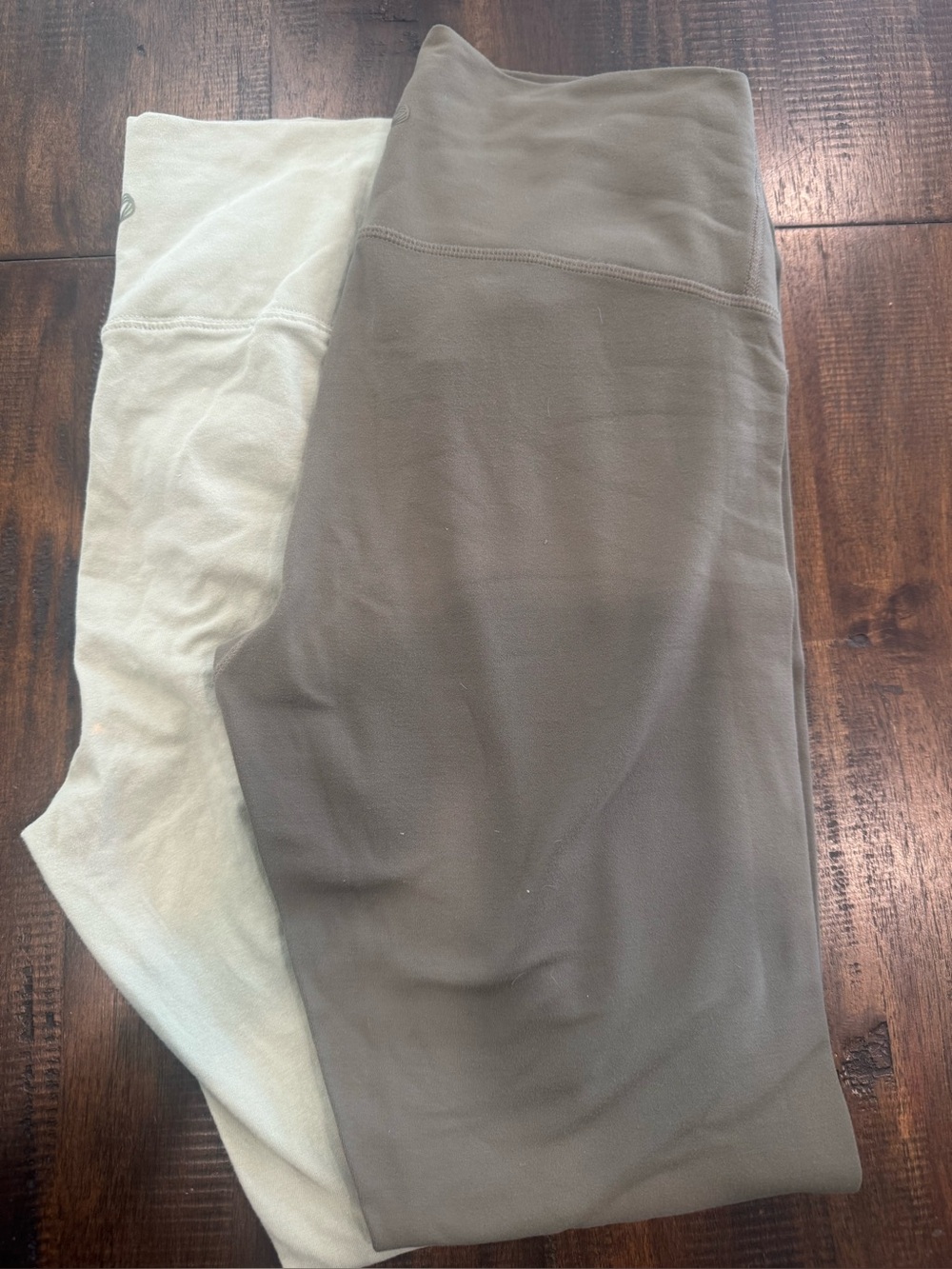 Aritzia Leggings~Medium-2 pair, Olive & 
Sage. Different fabrics🖤